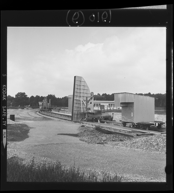 Antenne focale du C.N.E.T. pour l'expérience de diffusion ionosphérique utilisant le grand radiotélescope - Station de Radioastronomie de Nançay (titre forgé)