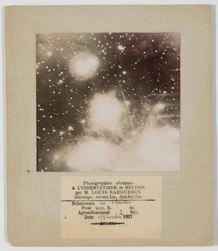 Photographies obtenues à l’observatoire de Meudon par M. Louis Rabourdin : nébuleuses des Pléiades. Télescope 1m ouverture, 3m distance focale ; pose 1 h ; agrandissement 2 fois ; date 17 décembre 1897 (titre original)