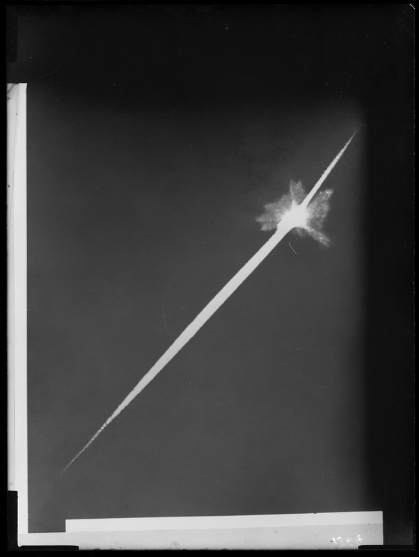 Météore - explosion d'un bolide (point d'éclatement et projection des gaz lumineux), cliché de Butler le 23/11/1895 (titre forgé)