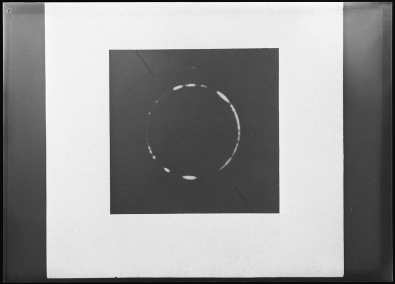 Reproduction d'une photo d'éclipse prise par M. Danjon le 17 avril 1912 à St Nom la Bretèche à 12h 09mn 53s. Gélatine dessus (titre forgé)