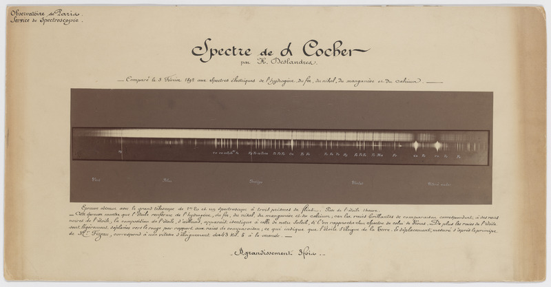 Spectre de α Cocher, par H. Deslandres ; comparé le 5 février 1892 aux spectres électriques de l’hydrogène, du fer, du nikel [sic], du manganèse et du calcium. Epreuve obtenue avec le grand télescope de 1m20 et un spectroscope à trois prismes de flint […] Pose de l’étoile 1h, agrandissement 3 fois (titre original)