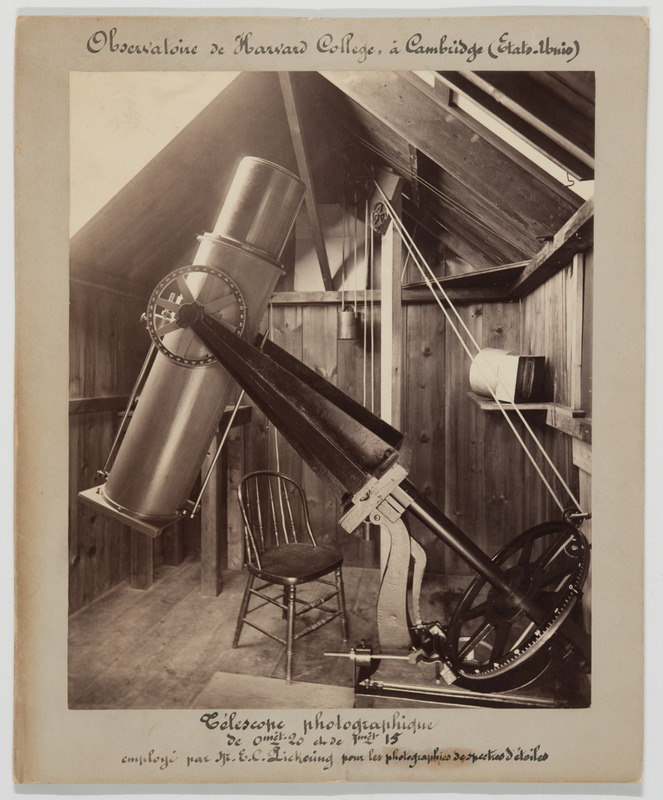 Observatoire de Harvard College, Cambridge [Etats-Unis]. Télescope photographique de 0m20 et de 1m15, employé par M. E.C. Pickering pour les photographies de spectres d’étoiles (titre original)