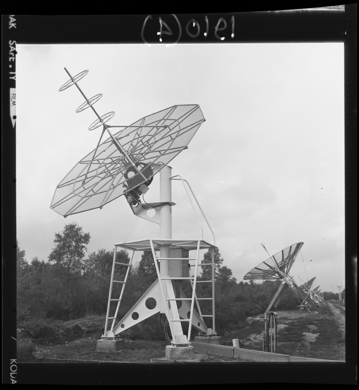 Antennes des réseaux solaires 169 et 408 MHz - Station de Radioastronomie de Nançay (titre forgé)