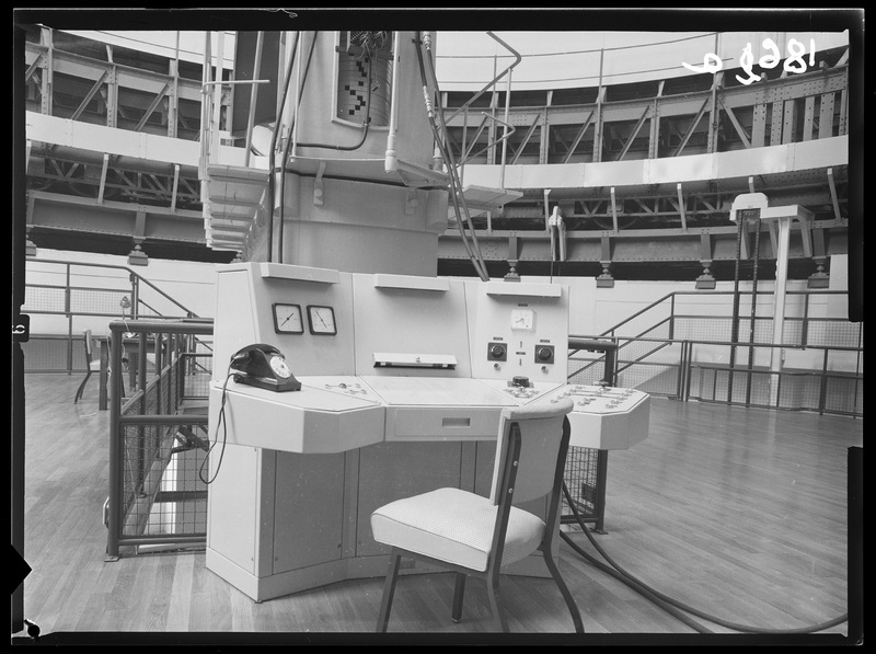 La grande lunette de l'Observatoire de Meudon : pupitre de commandes (titre forgé) / [2 images]