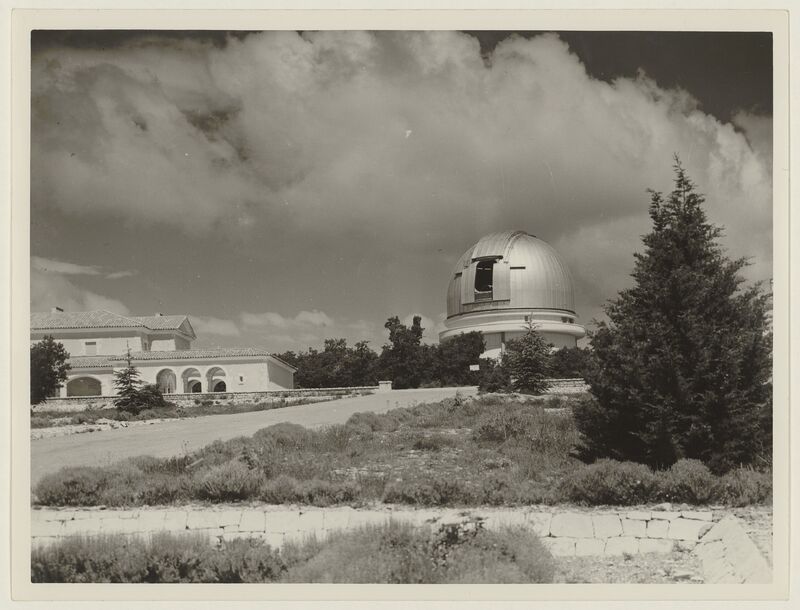 Télescope 193cm de l'Observatoire de Haute Provence - vue générale extérieure de la coupole (titre forgé)