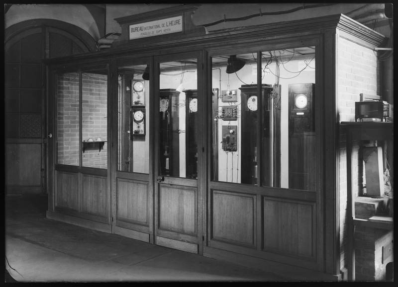 Salle des pendules, pendules de temps moyen - Bureau International de l'Heure - Observatoire de Paris (titre forgé)