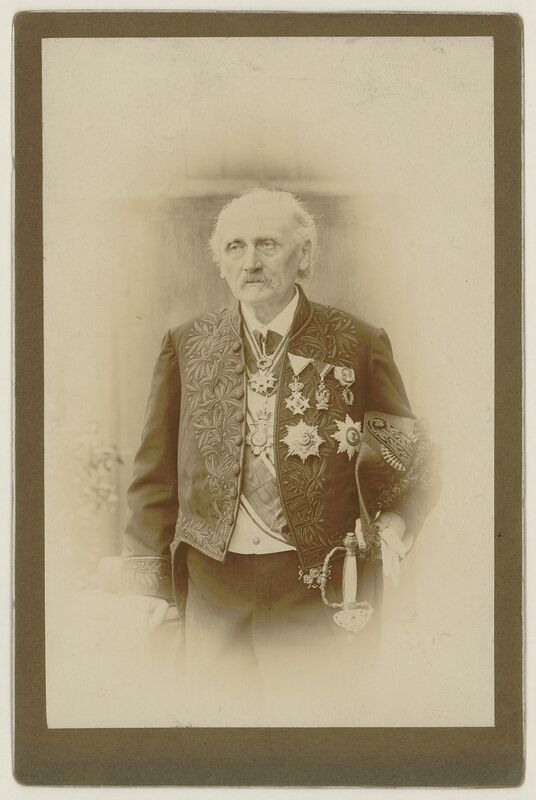 Portrait de Maurice Loewy en costume d'académicien (titre forgé)