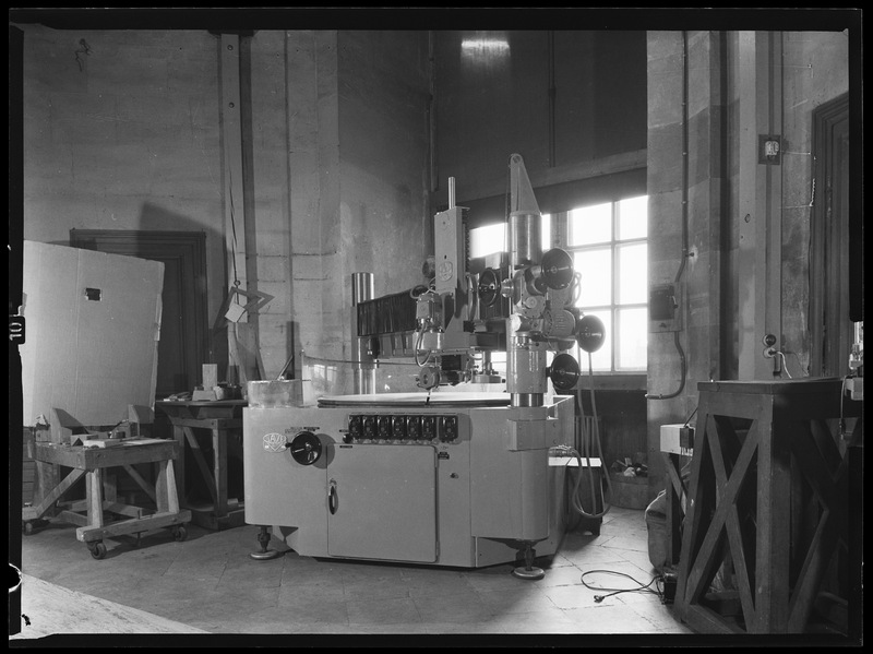 Machine à ébaucher Clavé - Laboratoire d'Optique de l'Observatoire de Paris (titre forgé)