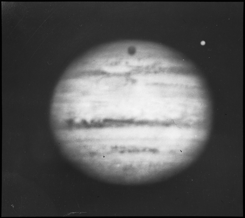 JUPITER. Tache rouge en lumière bleue. Cliché Humason. Télescope de 5m du Mt Palomar. 24 septembre 1951 à 1h33. Pose 1s5 (titre forgé)