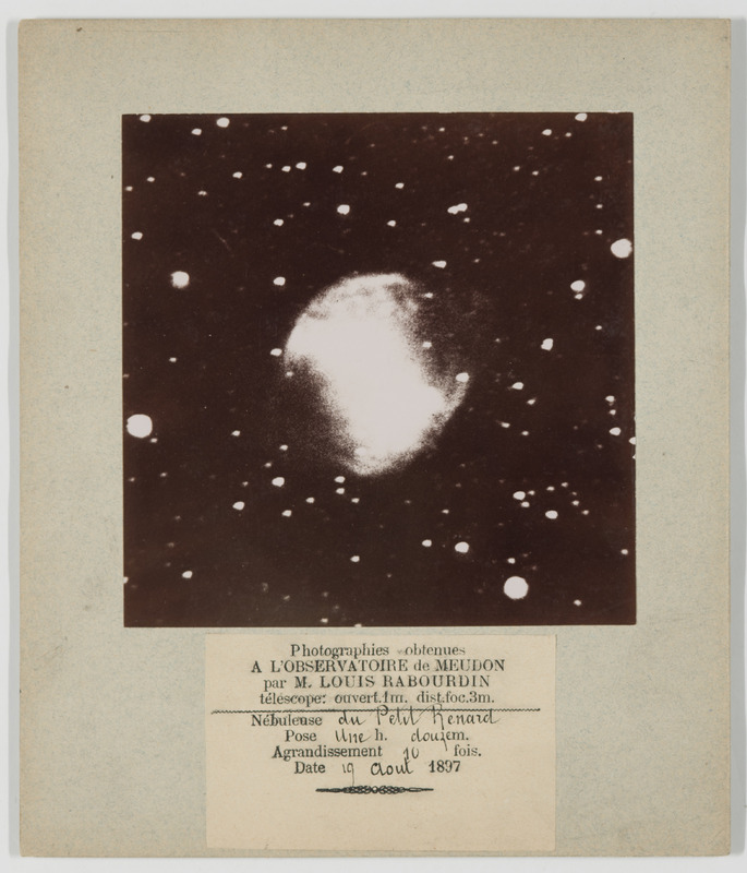 Photographies obtenues à l’observatoire de Meudon par M. Louis Rabourdin : nébuleuse du Petit Renard. Télescope 1m ouverture, 3m distance focale ; pose 1 h 12 m ; agrandissement 10 fois ; date 19 août 1897 (titre original) / [2 images]