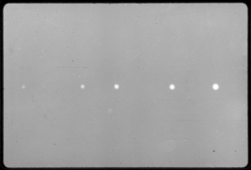 Uranus (2 mai 1962), essai de temps de pose 2, 5, 10, 20, 40s - télescope 193cm de l'Observatoire de Haute-Provence, plaque IIaO (titre forgé)