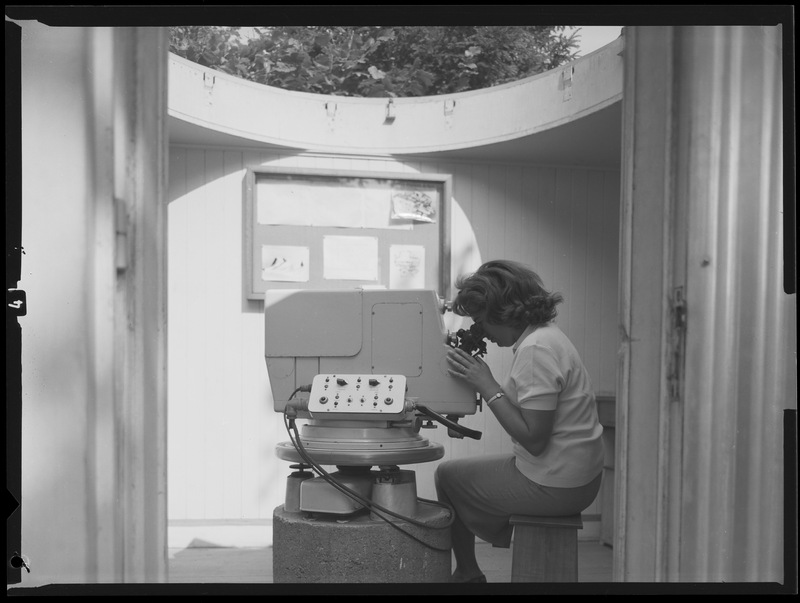 Observatrice (Jacqueline Fiel ?) à l'astrolabe impersonnel Danjon dans son pavillon à l'Observatoire de Paris (titre forgé) / [2 images]