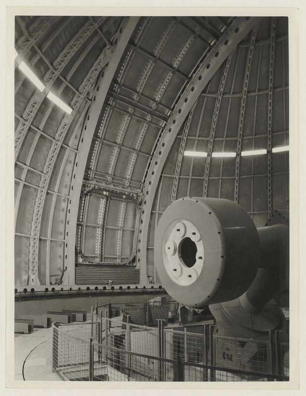 Télescope 193cm de l'Observatoire de Haute Provence - vue intérieure de la coupole : vue de la paroi de la coupole et de la partie ouverture (titre forgé)