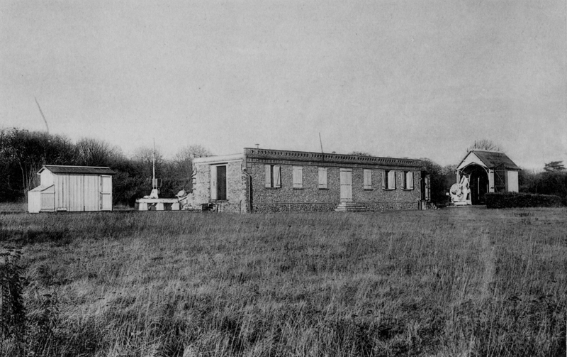 Observatoire de Meudon : bâtiment du spectrohéliographe avec ses deux abris roulants annexes (titre original)