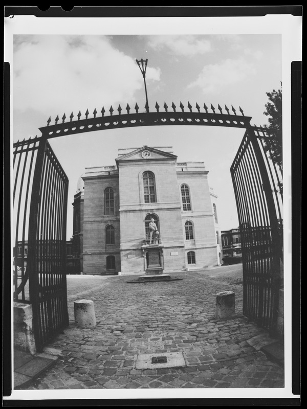 L'Observatoire de Paris côté nord : le batiment, la cour et la statue de Le Verrier vus depuis le portail d'entrée du 61 avenue de l'Observatoire. (titre forgé)