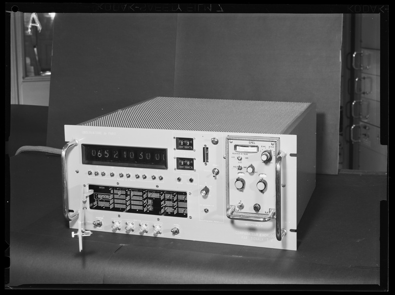 Comparateur-récepteur T.V. avec son alimentation - Bureau International de l'Heure de l'Observatoire de Paris (Mars 1973) (titre forgé) / [4 images]