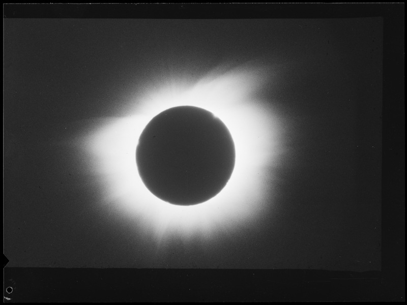 Eclipse totale de soleil du 15 Février 1961 - Contretype de cliché couleur J.Texereau (titre forgé)