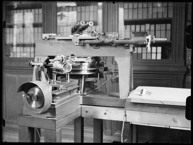 Machine à double oculaire pour les mesures de raccordement (titre forgé)