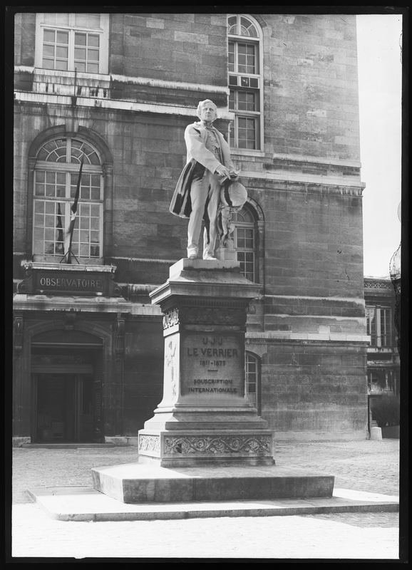 Urbain Jean-Joseph Le Verrier - Statue de la cour d'honneur de l'Observatoire de Paris (titre forgé)