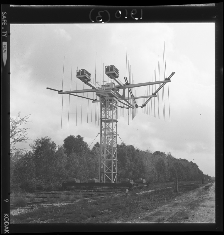 Une antenne de l'interféromètre décamétrique - Station de Radioastronomie de Nançay (titre forgé)