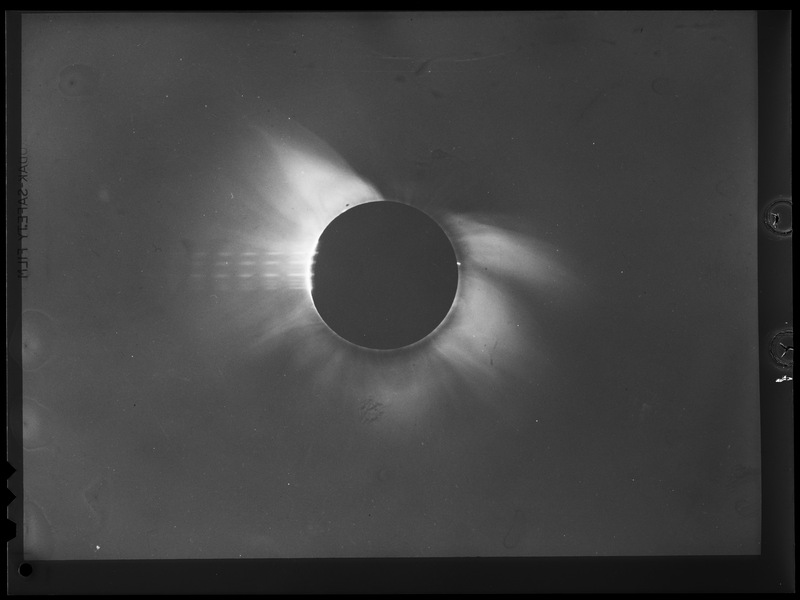 Eclipse totale de soleil du 15 Février 1961 - Contretype de cliché de l'Observatoire de Haute-Provence (titre forgé)