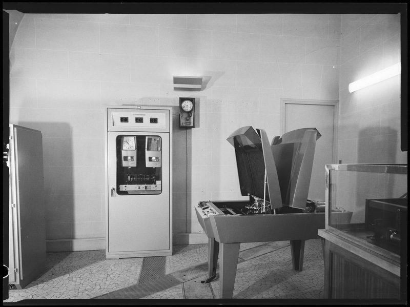 Salle des horloges à l'Observatoire de Paris, la nouvelle horloge parlante - vers 1965 ? (titre forgé) / [4 images]