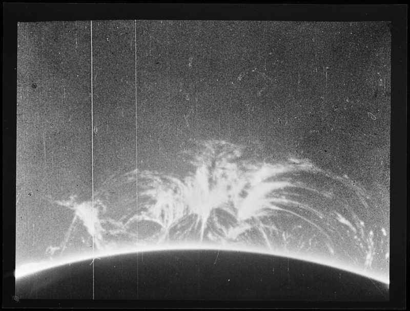 Protubérance solaire, le 12 Juin 1937 à 9h00 - Observatoire du Pic du Midi - Cliché B. Lyot (titre forgé)