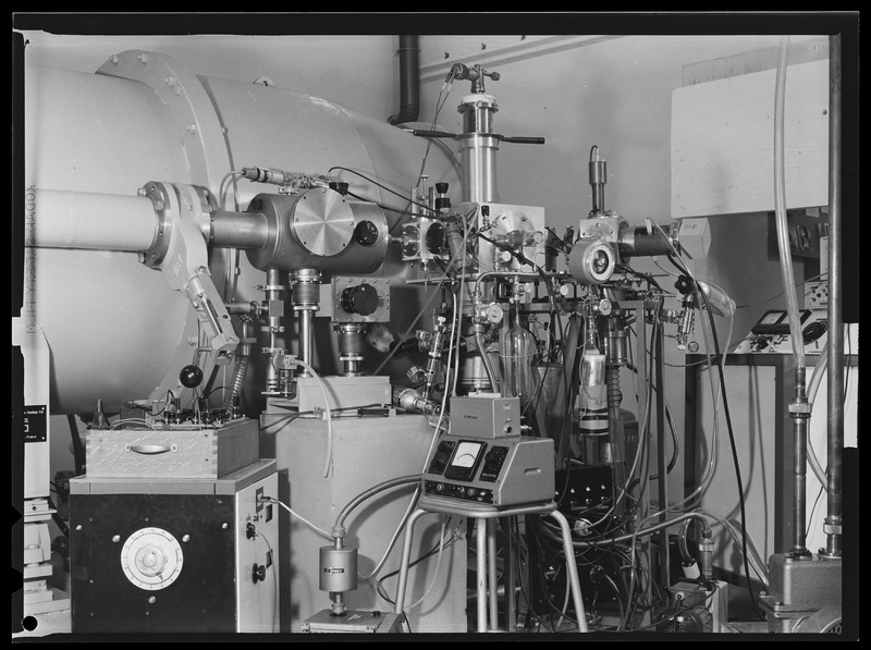 Spectrographe sous-vide de 10m pour l'ultraviolet : source (Février 1973) - Laboratoire d'interactions moléculaires et des hautes pressions de Bellevue / Département d'Astrophysique Fondamentale (DAPHE) - Observatoire de Meudon (titre forgé) / [2 images]