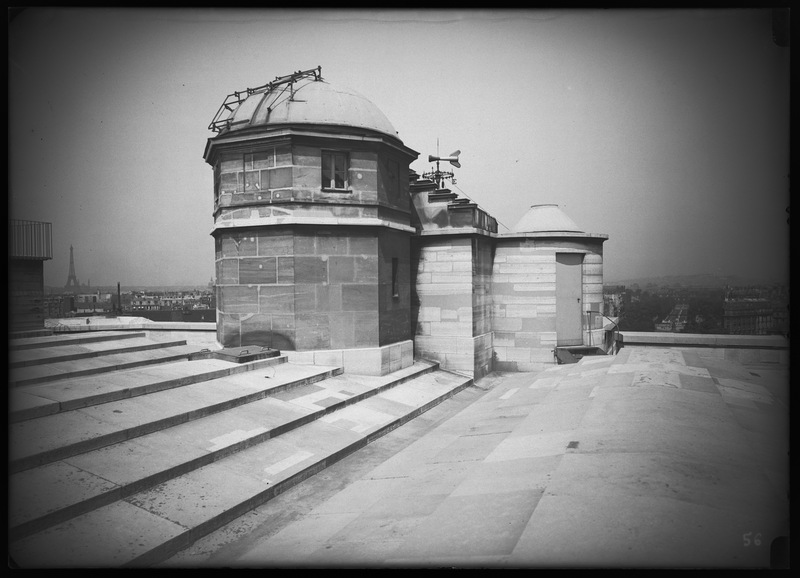 Terrasse supérieure et coupoles centrales, vue vers le nord, le 19 mai 1934 - Observatoire de Paris (titre forgé)