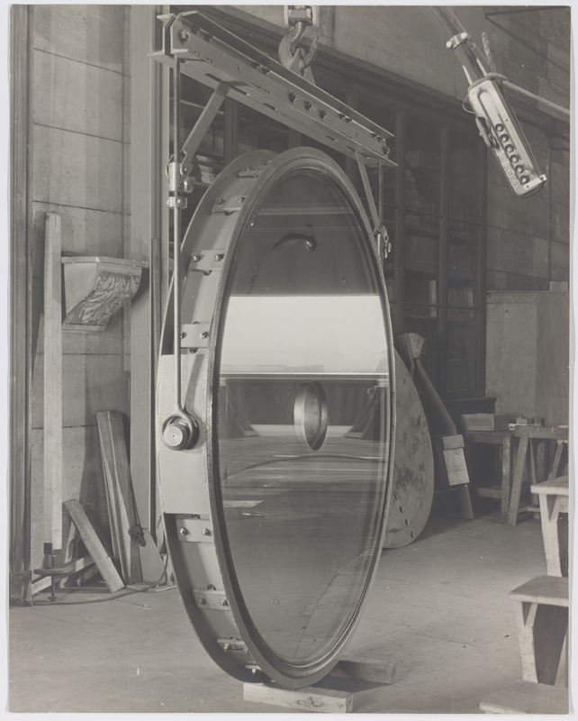 Miroir du grand téléscope de l'Observatoire de Haute-Provence, dans l'atelier d'optique de l'observatoire de Paris. (titre forgé)