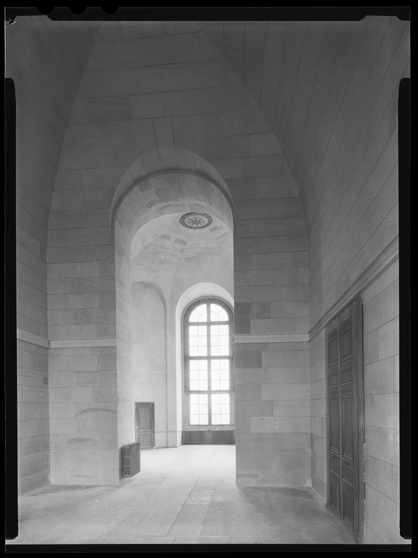 Salle méridienne de l'Observatoire de Paris (salle Cassini) après les travaux de rénovation (Mars 1984) (titre forgé) / [7 images]