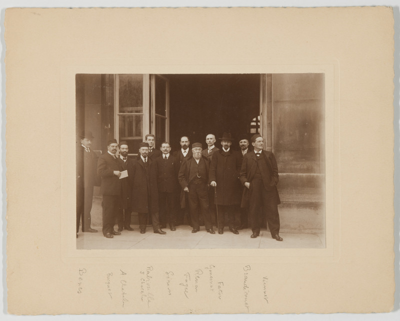 Photographie prise à l’Observatoire le jour du passage de Mercure [14 novembre 1907] : MM. Viennet, Brandicourt, Fatou, Gonnessiat, Renan, Fayet, Simon, Rabioulle, J. Chatelu, A. Chatelu, Boquet, Benes (titre original)