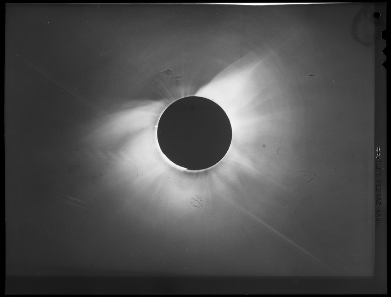 Eclipse totale de soleil du 15 Février 1961 - Contretype de cliché de l'Observatoire de Haute-Provence (titre forgé)