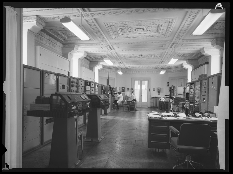 Salle de réception et d'émission des signaux horaires - Bureau International de l'Heure de l'Observatoire de Paris (titre forgé)