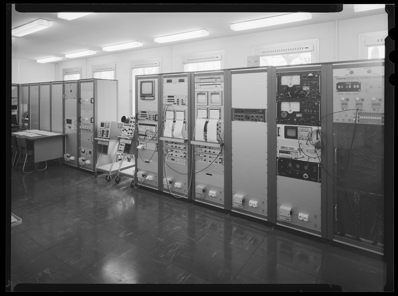 Salle des signaux horaires. Bâtiment B à l'Observatoire de Paris, côté nord (Mars 1986) (titre forgé) / [3 images]