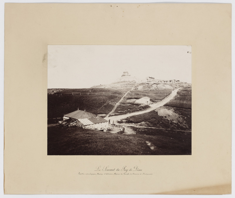 Le sommet du Puy-de-Dôme. Pavillon météorologique, maison d’habitation, ruines du Temple de Mercure et restaurant (titre original)