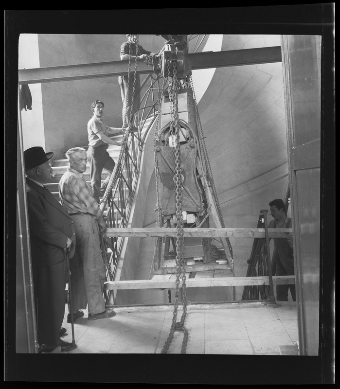 Transport à l'atelier d'optique de l'Observatoire de Paris du bloc de verre destiné à devenir le miroir du télescope de 193cm de l'Observatoire de Haute-Provence (titre forgé) / [3 images]