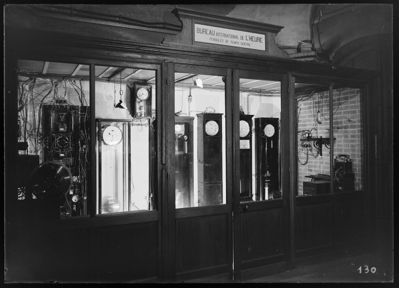 Salle des pendules, pendules de temps sidéral - Bureau International de l'Heure - Observatoire de Paris (titre forgé)