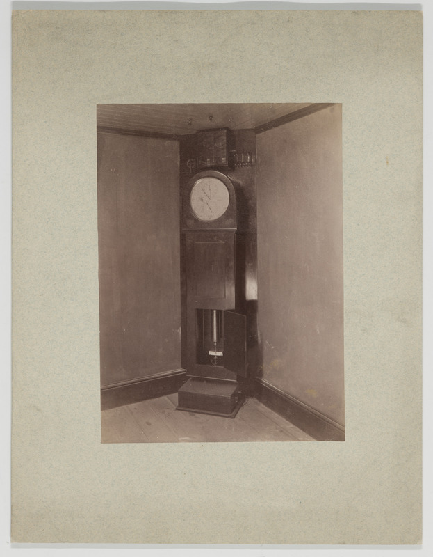 Observatoire du Cap. Siderical clock in the photographic observations, giving electric contacts for control of the driving clock (titre original)