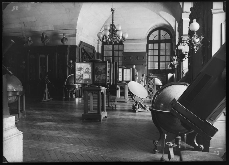 Le musée (grande galerie), le 13 avril 1934 - Observatoire de Paris (titre forgé)