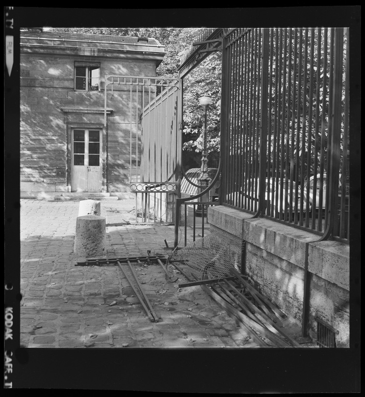 Etat de la grille de la cour d'honneur de l'Observatoire de Paris après l'accident du 13 octobre 1970 - Observatoire de Paris (titre forgé) / [10 images]