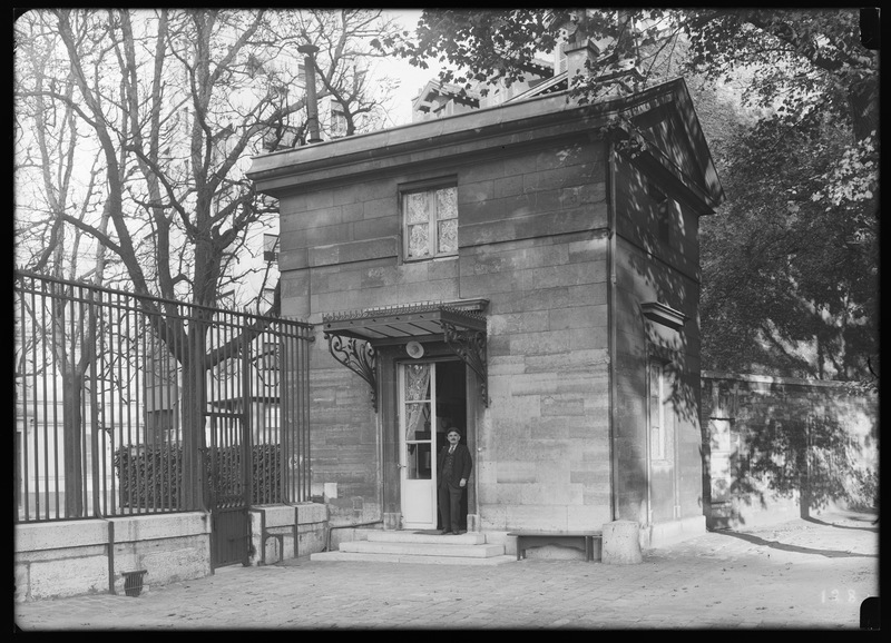 Pavillon d'entrée au 61, avenue de l'Observatoire, le 10 octobre 1934 - Observatoire de Paris (titre forgé)