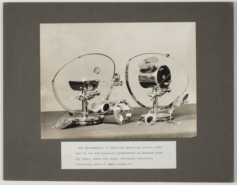 The Pyranometer, a radiation measuring device, much used by the Astrophysical Observatory […] (titre original)