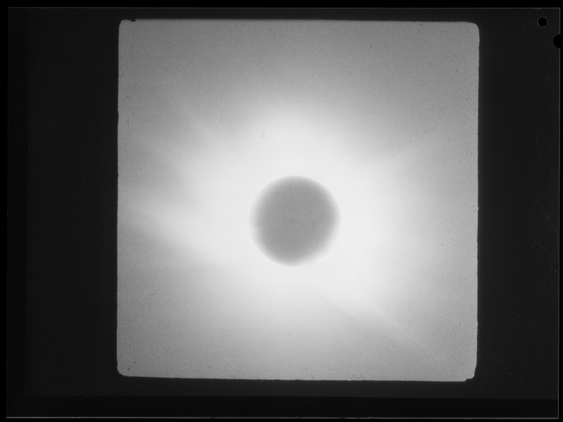 Eclipse totale de soleil du 15 Février 1961 - Contretype de cliché couleur J.Texereau (titre forgé)