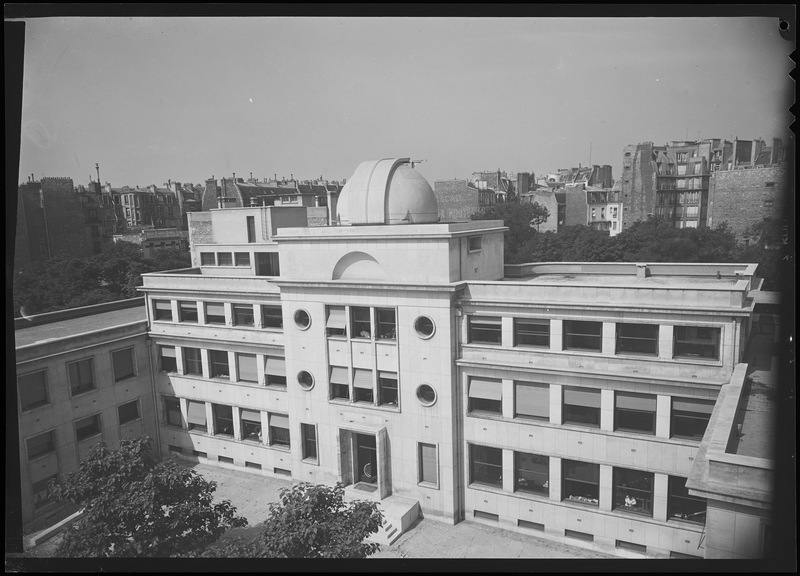 Institut d'Astrophysique de Paris. Vue de face prise de la terrasse du grand équatorial coudé de l'Observatoire de Paris (titre forgé)