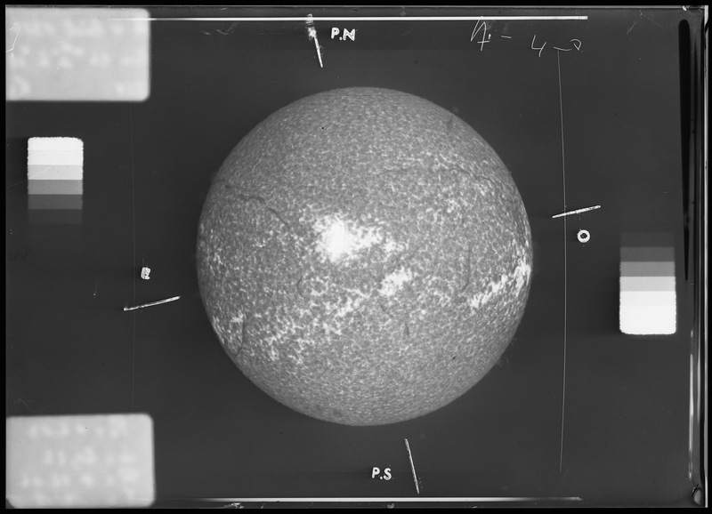 Chromosphère solaire. Spectrohéliogramme K3, le 4 Août 1972 à l'Observatoire de Meudon (titre forgé)