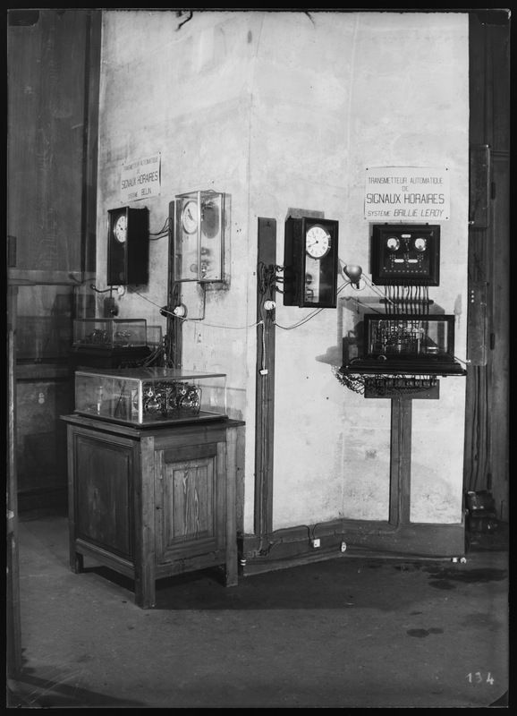 Salle des pendules, appareils émetteurs de signaux horaires automatiques - Bureau International de l'Heure - Observatoire de Paris (titre forgé)