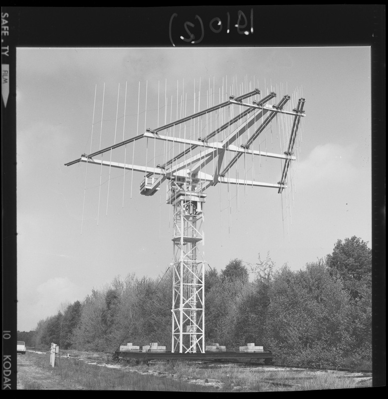 Une antenne de l'interféromètre décamétrique - Station de Radioastronomie de Nançay (titre forgé)