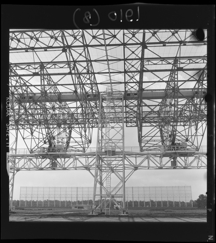 Miroir fixe du grand radiotélescope vu du miroir mobile - Station de Radioastronomie de Nançay (titre forgé)