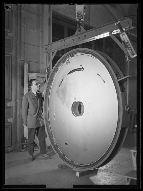 Miroir du télescope de 193cm de l'Observatoire de Haute-Provence : état définitif (Jean Texereau à coté du miroir) - Laboratoire d'Optique de l'Observatoire de Paris (titre forgé) / [4 images]